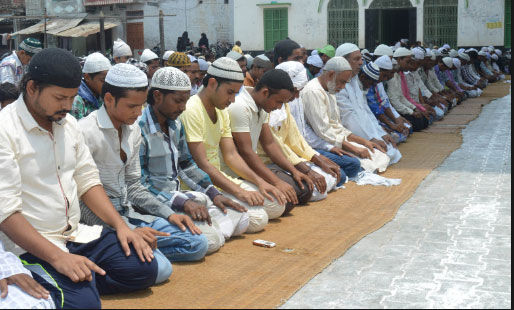 जुमे की नमाज में की गई पुलवामा आतंकी घटना की निंदा जुमे की नमाज में की गई पुलवामा आतंकी घटना की निंदा