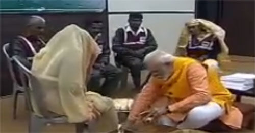 सफाईकर्मियों के पैर धोकर प्रधानमंत्री मोदी ने कुम्भ से दिया बड़ा संदेश