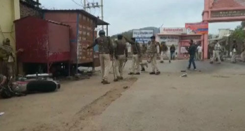अपहरण के बाद जुड़वां भाइयों की हत्या से चित्रकूट में बवाल, लाठीचार्ज