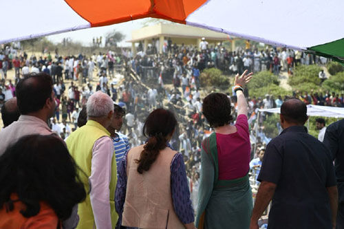 UP दौरा : प्रियंका के कार्यक्रम में लगे मोदी के नारे, कांग्रेसी भिड़े