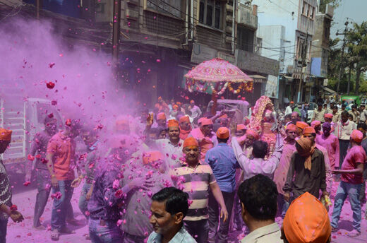 बाबा अचलनाथ ने राम-लखन संग खेली होली