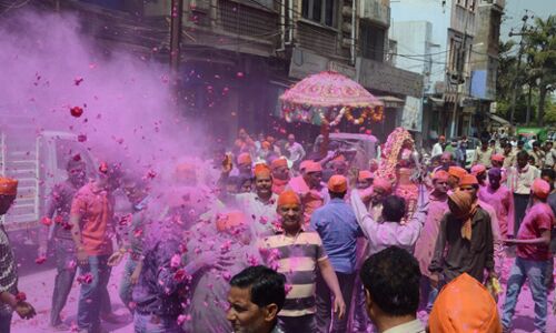 बाबा अचलनाथ ने राम-लखन संग खेली होली बाबा अचलनाथ ने राम-लखन संग खेली होली