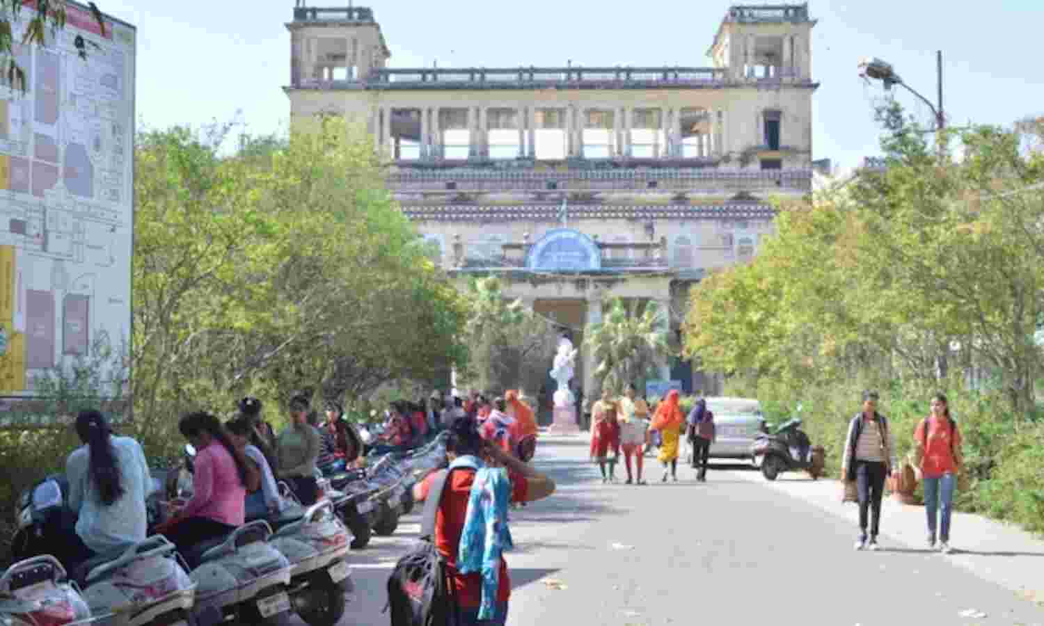 छात्राओं को बताई संस्कृत की बारीकियां