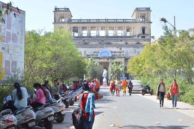 छात्राओं को बताई संस्कृत की बारीकियां