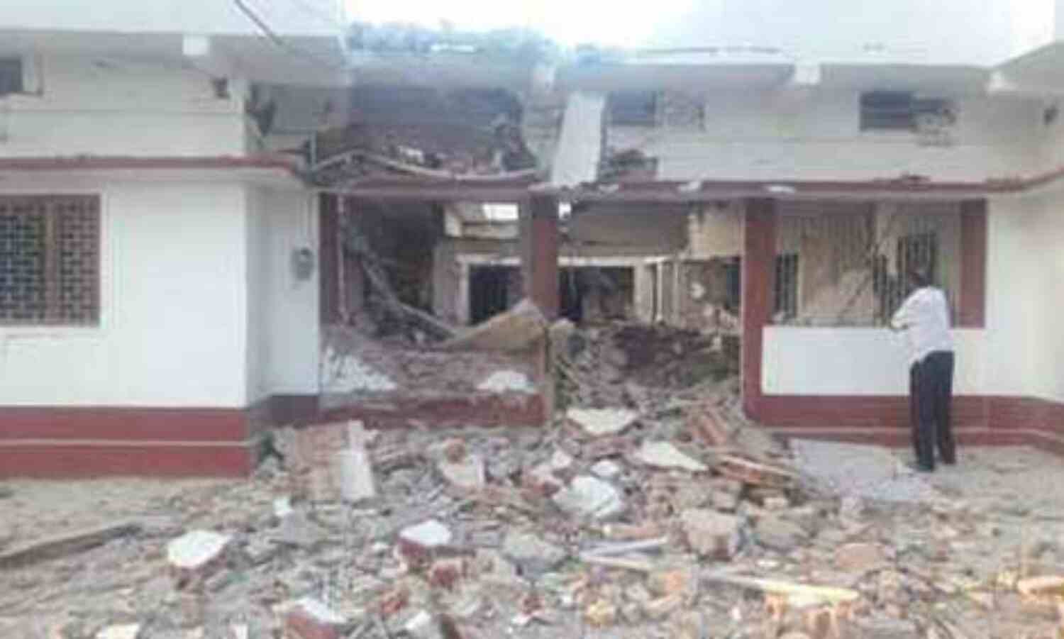 भाजपा के वरिष्ठ नेता पूर्व विधान पार्षद के घर को नक्सलियों ने विस्फोट कर उड़ाया भाजपा के वरिष्ठ नेता पूर्व विधान पार्षद के घर को नक्सलियों ने विस्फोट कर उड़ाया