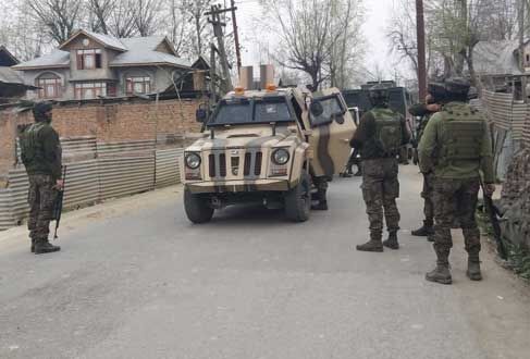 जम्मू-कश्मीर : बडगाम मुठभेड़ में दो आतंकी ढ़ेर, पांच जवान घायल जम्मू-कश्मीर : बडगाम मुठभेड़ में दो आतंकी ढ़ेर, पांच जवान घायल