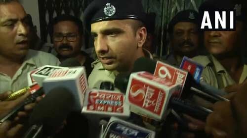 मध्यप्रदेश में है बंगाल जैसे हालात, पुलिस-सीआरपीएफ आमने-सामने, IT की छापेमारी जारी मध्यप्रदेश में है बंगाल जैसे हालात, पुलिस-सीआरपीएफ आमने-सामने, IT की छापेमारी जारी