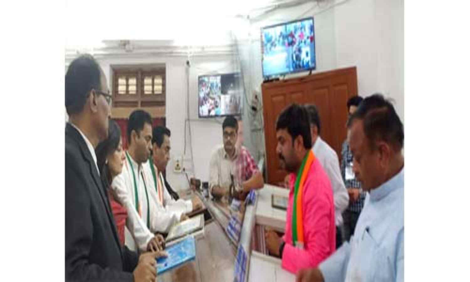 मुख्यमंत्री कमलनाथ और उनके पुत्र नकुल ने भरा नामांकन