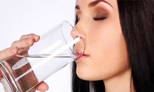 पानी पीते समय रखें नियमों का ख्याल पानी पीते समय रखें नियमों का ख्याल