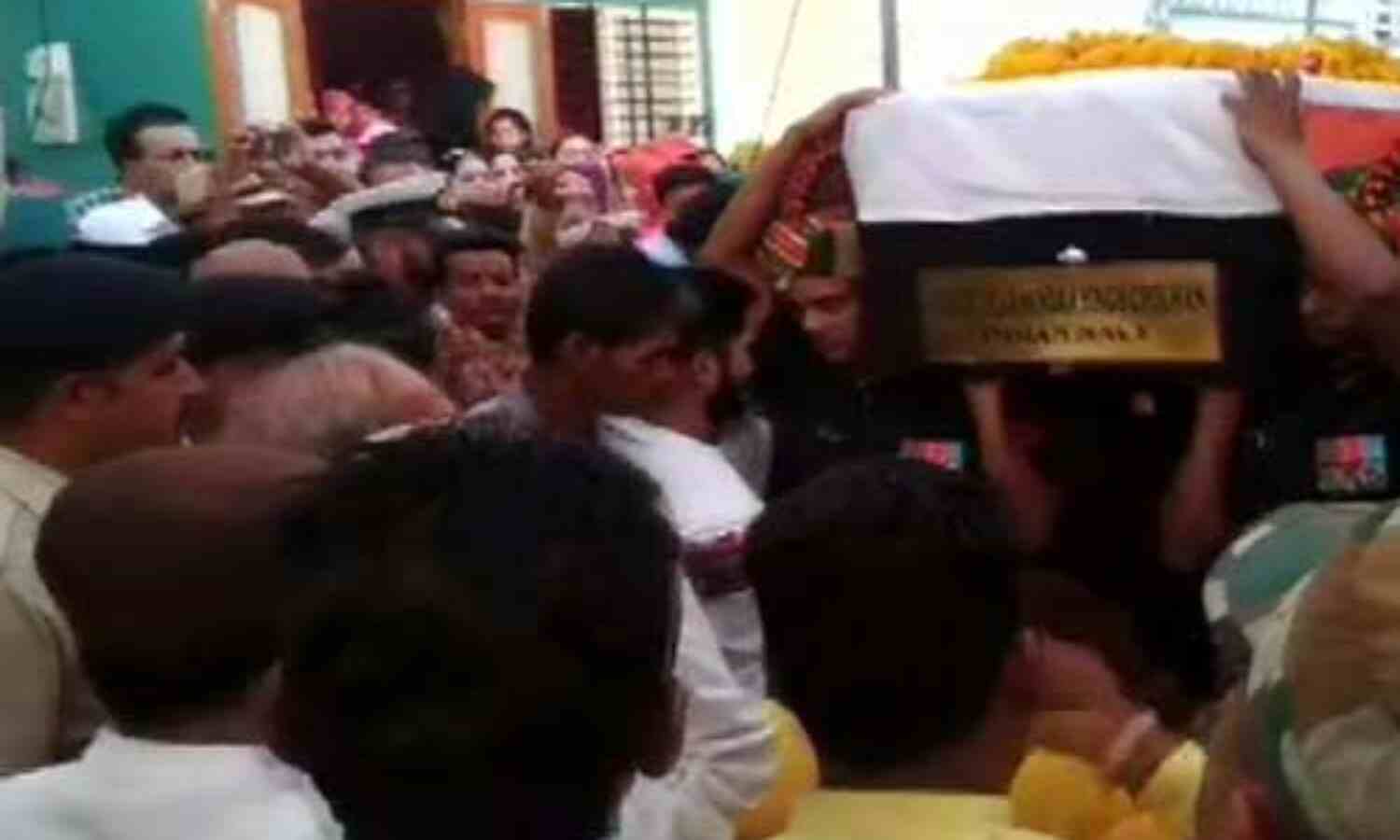 सैनिक सम्मान के साथ हुआ शहीद का अंतिम संस्कार, मां ने भी बेटे को सैल्यूट कर दी अंतिम विदाई