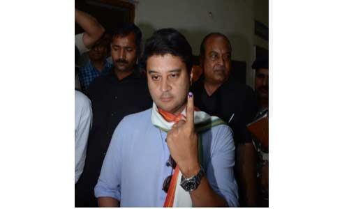 ज्योतिरादित्य सिंधिया ने वोट डालने के बाद कहा - राजीव गांधी पर आरोप लगाना दुर्बलता का प्रतीक