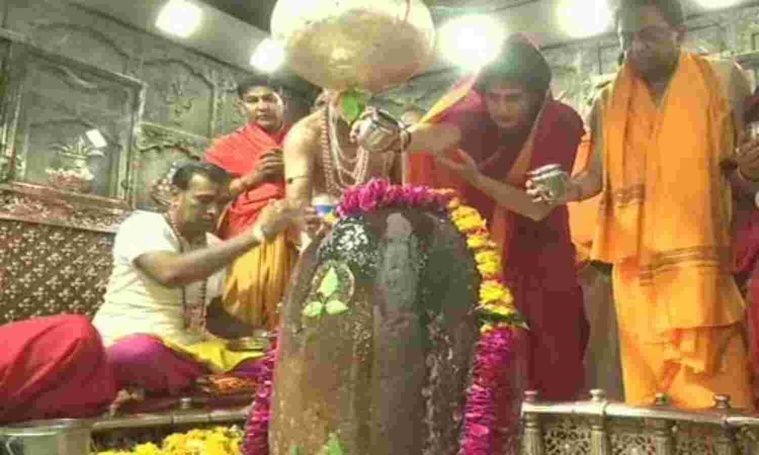 उज्जैन : प्रियंका ने बाबा महाकाल की पूजा अर्चना, पूर्व सीएम ने कसा तंज
