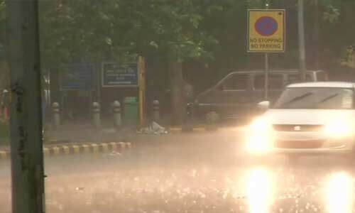 दिल्ली-एनसीआर में मौसम ने ली करवट, तेज हवाओं के साथ हुई बारिश दिल्ली-एनसीआर में मौसम ने ली करवट, तेज हवाओं के साथ हुई बारिश