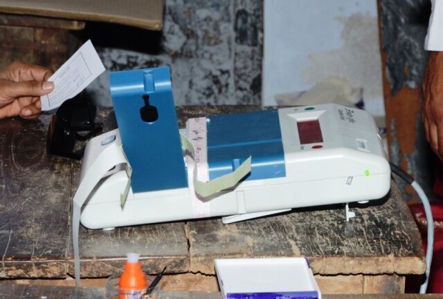 88 बैलेट यूनिट, 284 वीवीपैट, 92 कंट्रोल यूनिट बदली गई, मतदान जारी