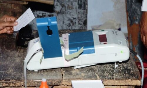 88 बैलेट यूनिट, 284 वीवीपैट, 92 कंट्रोल यूनिट बदली गई, मतदान जारी