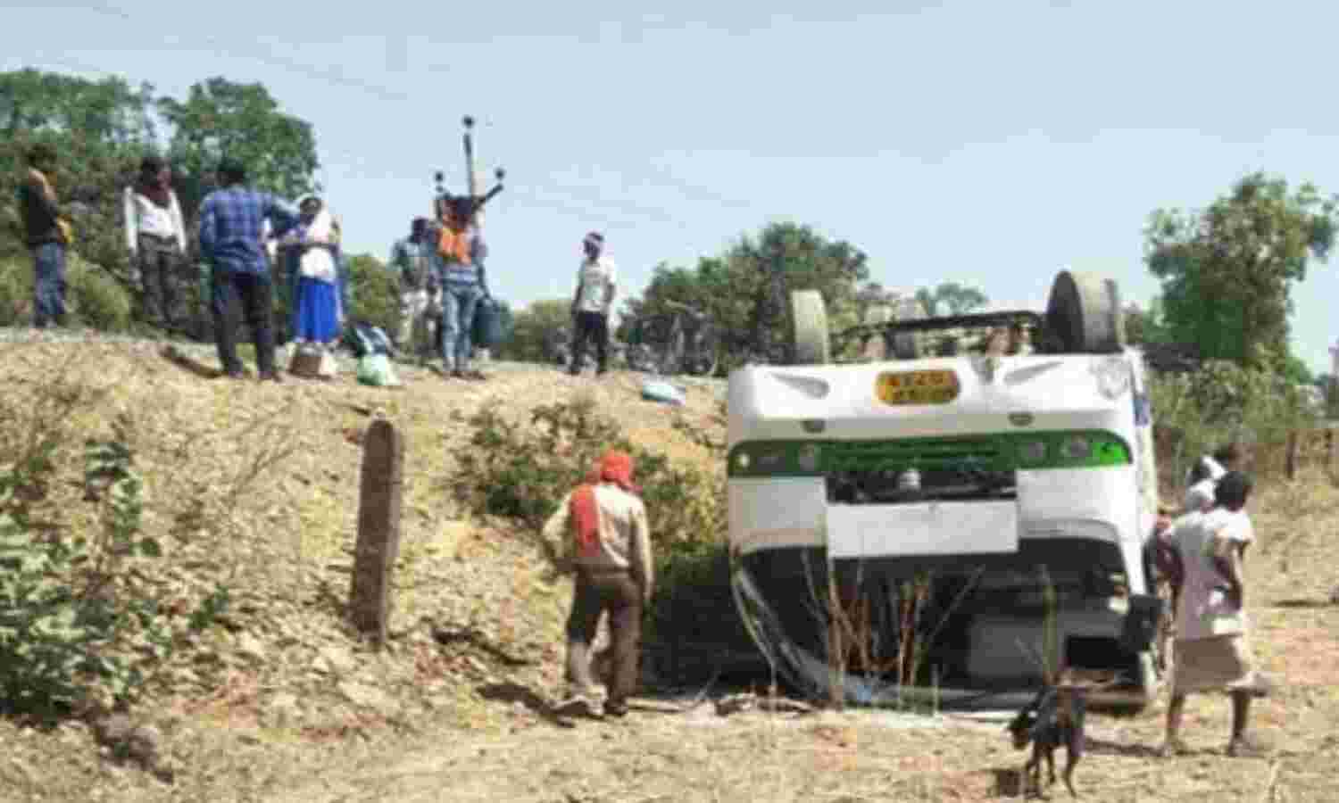 मप्र : सतना में यात्री बस पलटी, 25 सवारी घायल