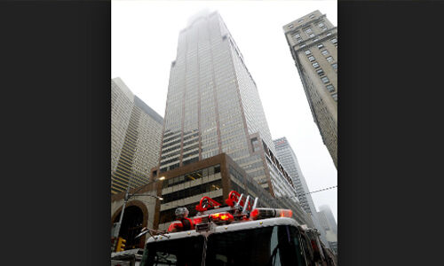 यूएसए : मैनहैट्टन में इमारत की छत पर हेलीकॉप्टर हुआ दुर्घटनाग्रस्त