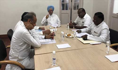 मनमोहन सिंह ने ली कांग्रेस के सीएम की बैठक मनमोहन सिंह ने ली कांग्रेस के सीएम की बैठक