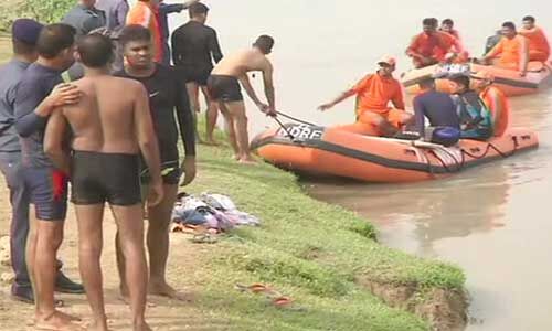 यूपी में बारातियों की भरी पिकअप इंदिरा नहर में गिरी, 7 बच्चे लापता