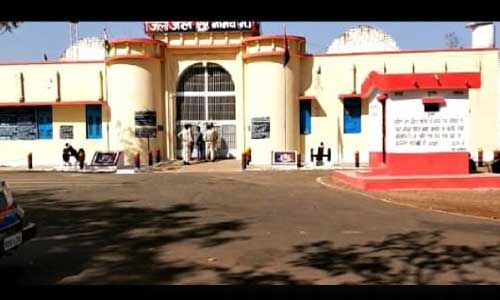 नीमच जेल से 4 कैदी फरार हुए गिरफ्तार नीमच जेल से 4 कैदी फरार हुए गिरफ्तार