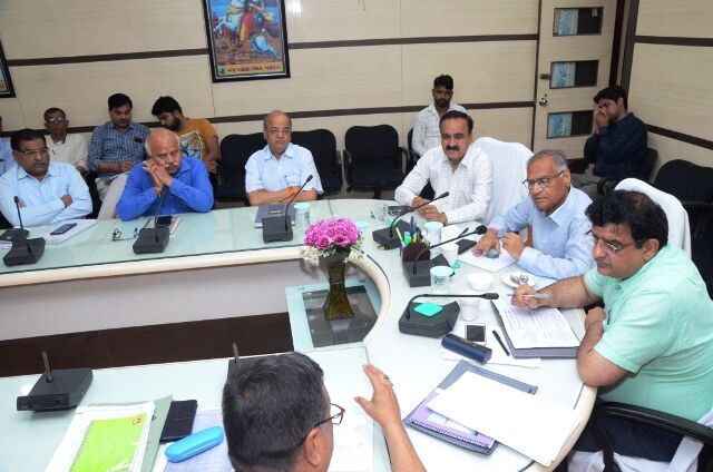 मैं छह घण्टे फील्ड में रहता हूं, इन लोगों की तरह नहीं हूं जो एसी में बैठते हैं