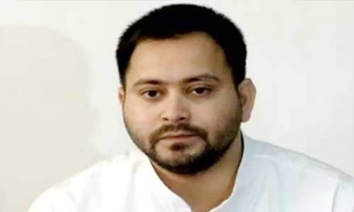 स्कूली बच्चों को जबरन लाइन में खड़ा किया गया : तेजस्वी यादव