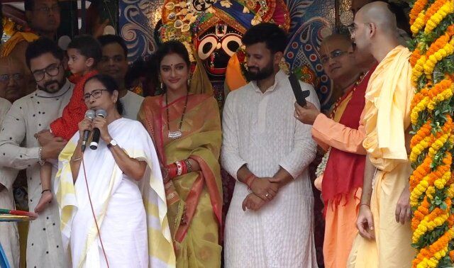 कोलकाता : भगवान जगन्नाथ की ममता बनर्जी-नुसरत जहां ने की पूजा-अर्चना