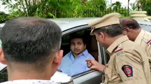 इंजीनियर पर कीचड़ फेंकने के मामले में महाराष्ट्र के पूर्व सीएम राणे के बेटे और कांग्रेस विधायक नितेश गिरफ्तार इंजीनियर पर कीचड़ फेंकने के मामले में महाराष्ट्र के पूर्व सीएम राणे के बेटे और कांग्रेस विधायक नितेश गिरफ्तार
