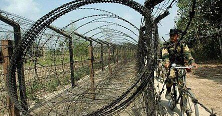 केंद्र ने पश्चिम बंगाल और पंजाब में बढ़ाया बीएसएफ का अधिकार क्षेत्र, TMC और कांग्रेस ने किया विरोध केंद्र ने पश्चिम बंगाल और पंजाब में बढ़ाया बीएसएफ का अधिकार क्षेत्र, TMC और कांग्रेस ने किया विरोध