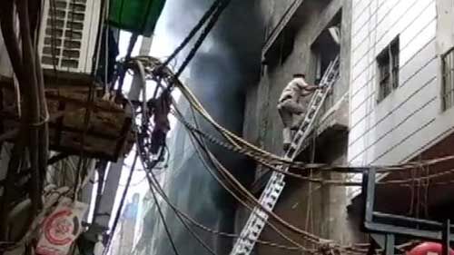 दिल्ली: शाहदरा के झिलमिल इलाके की एक फैक्टरी में लगी भीषण आग, तीन लोगों की मौत दिल्ली: शाहदरा के झिलमिल इलाके की एक फैक्टरी में लगी भीषण आग, तीन लोगों की मौत