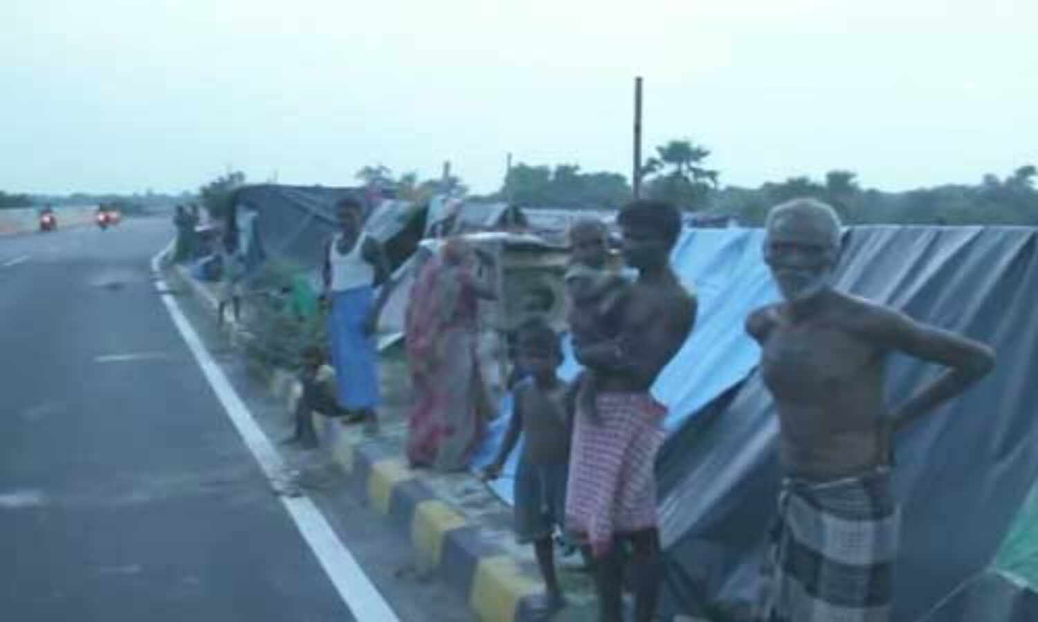 बिहार : बाढ़ का विकराल रूप, जमीन से हाईवे पर आई जनता