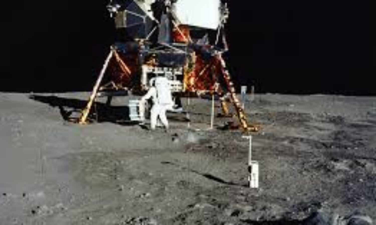 चंद्रमा पर प्रथम कदम : मनुष्य का एक छोटा पग, मानव की ऊंची छलांग