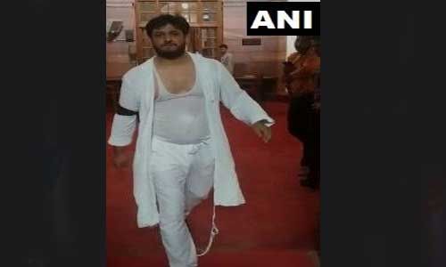 अनुच्छेद 370 हटने पर पीडीपी सांसद मीर फैयाज ने राज्यसभा में फाड़ा कुर्ता अनुच्छेद 370 हटने पर पीडीपी सांसद मीर फैयाज ने राज्यसभा में फाड़ा कुर्ता