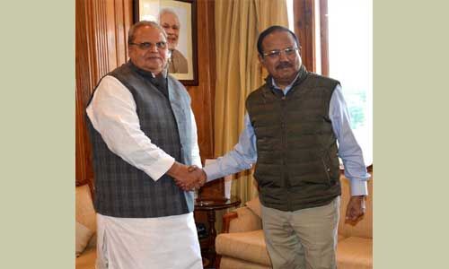 अनुच्छेद 370 हटाए जाने के बाद घाटी में सुरक्षा-व्यवस्था के चौकस इंतजाम, डोभाल ने कश्मीर में डाला डेरा