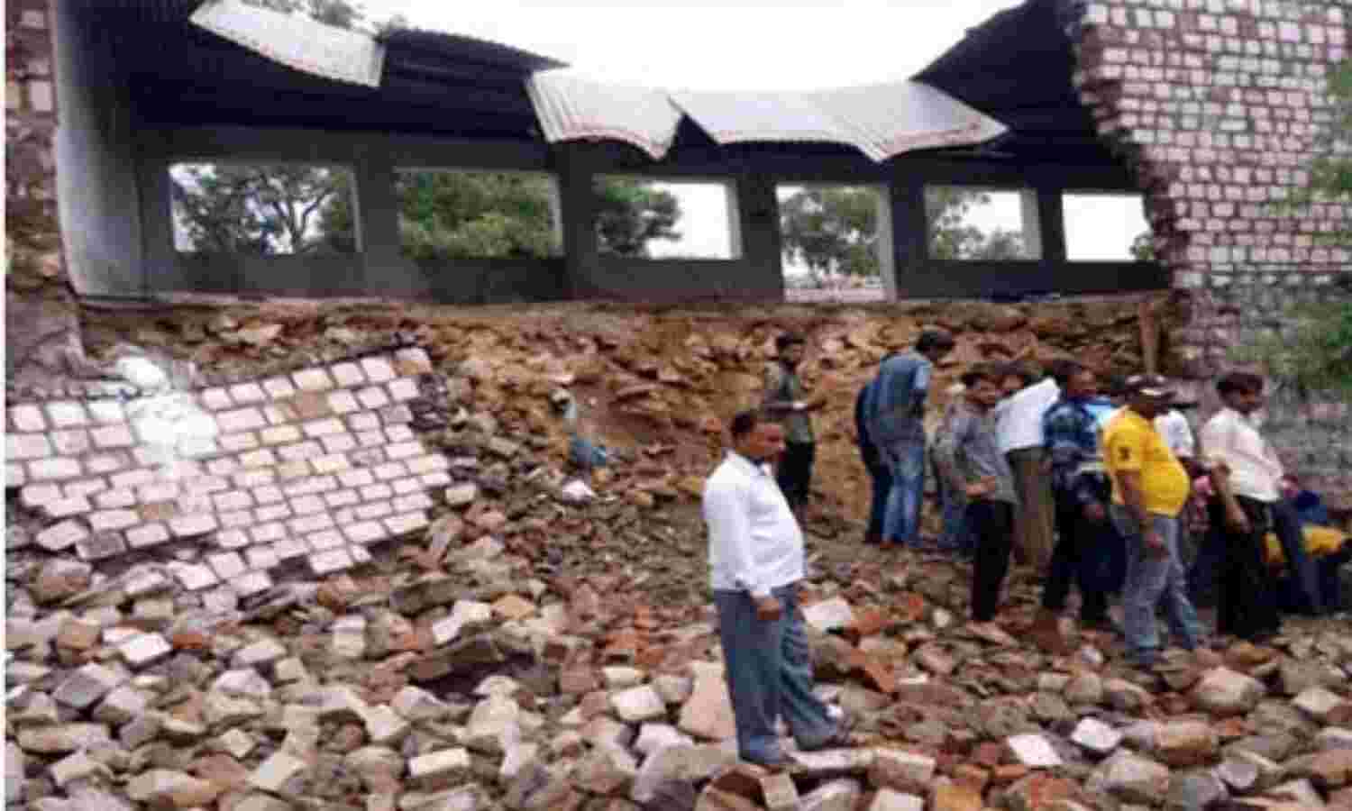 स्कूल की बिल्डिंग गिरने से पांच विद्यार्थी बुरी तरह घायल