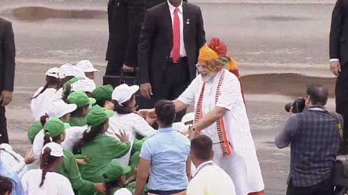 लालकिले की प्राचीर से अपना भाषण खत्म कर आजादी का जश्न मना रहे बच्चों के बीच पहुंचे मोदी लालकिले की प्राचीर से अपना भाषण खत्म कर आजादी का जश्न मना रहे बच्चों के बीच पहुंचे मोदी