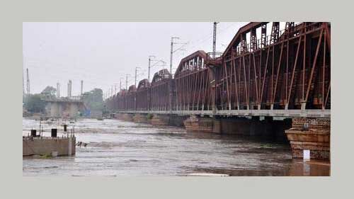 हरियाणा के हथिनीकुंड बैराज से पानी छोड़े जाने की वजह से दिल्ली में यमुना खतरे के निशान के ऊपर