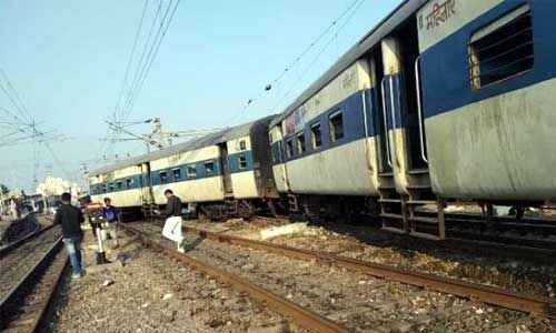 #TrainAccident : कानपुर सेंट्रल पर ट्रेन के दो डिब्बे हुए बेपटरी, मची भगदड़ #TrainAccident : कानपुर सेंट्रल पर ट्रेन के दो डिब्बे हुए बेपटरी, मची भगदड़