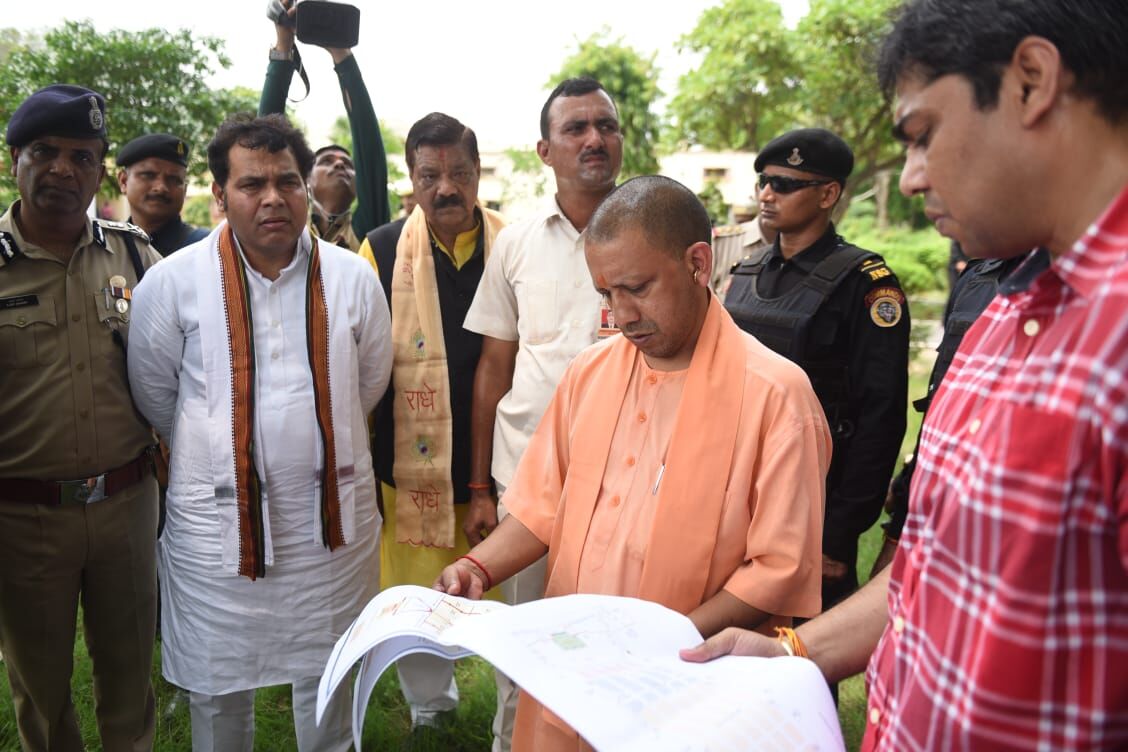सीएम योगी ने मथुरा में कहा, ब्रज को यूपी  का  रोल माॅडल बनाएं अधिकारी