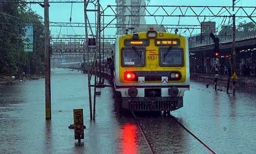 महाराष्ट्र : मुंबई में बारिश से लोगो का जनजीवन हुआ अस्त-व्यस्त, तीन ट्रेनें प्रभावित, ठाणे और कोंकण में स्कूल बंद