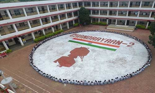 वैज्ञानिकों का उत्साह बढ़ाने के लिए बनाई विशालकाय पेंटिंग