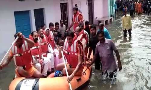 लोकसभा स्पीकर ओम बिरला ने नाव पर सवार होकर लिया बाढ़ प्रभावित क्षेत्रों का जायजा