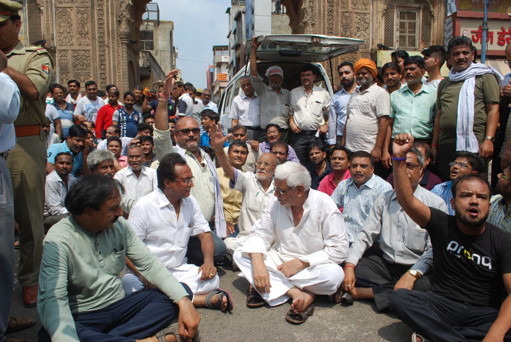 होलीगेट पर शव रखकर परिजनों व व्यापारियों का प्रदर्शन