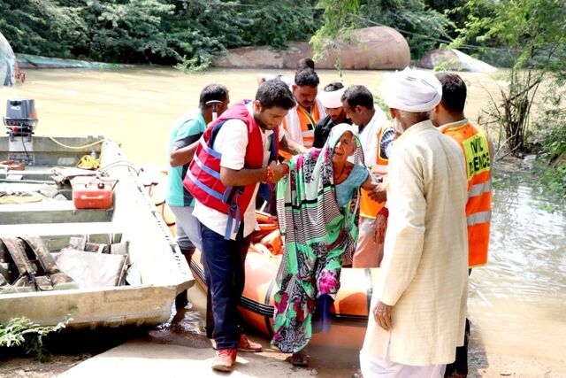 भिण्ड जिले में सुरक्षित स्थानों पर पहुंचाए गए 2500 से ज्यादा बाढ़ पीड़ित भिण्ड जिले में सुरक्षित स्थानों पर पहुंचाए गए 2500 से ज्यादा बाढ़ पीड़ित