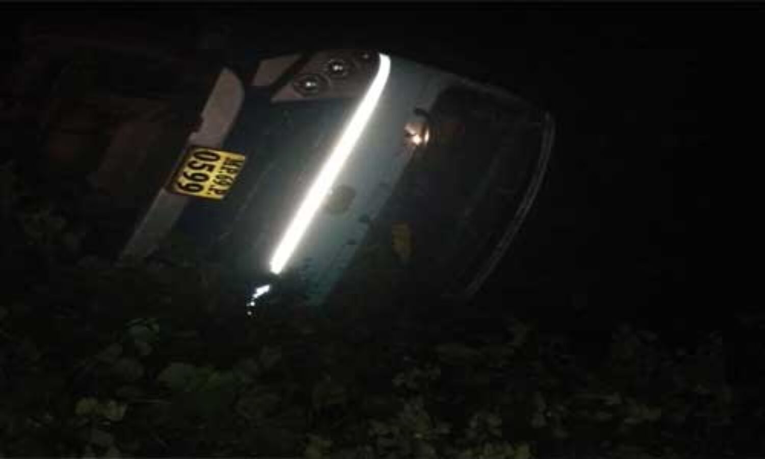 अलीराजपुर में पलटी यात्री बस, 24 से अधिक लोग घायल