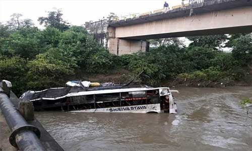 रायसेन बस हादसा : मृतकों की संख्या बढ़कर हुई आठ, दो की तलाश जारी रायसेन बस हादसा : मृतकों की संख्या बढ़कर हुई आठ, दो की तलाश जारी