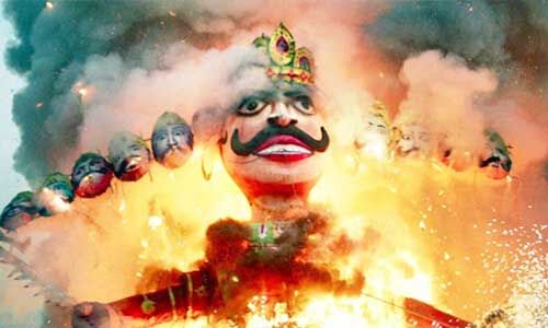 दशहरा: कहीं जलते हैं रावण के पुतले तो कहीं होती है लाठियों से पिटाई