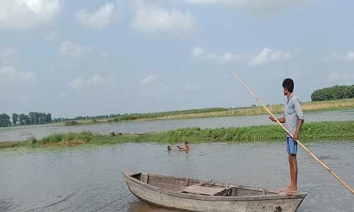 सूखे काबर में भरा पानी तो परदेश से लौटे मछुआरे सूखे काबर में भरा पानी तो परदेश से लौटे मछुआरे