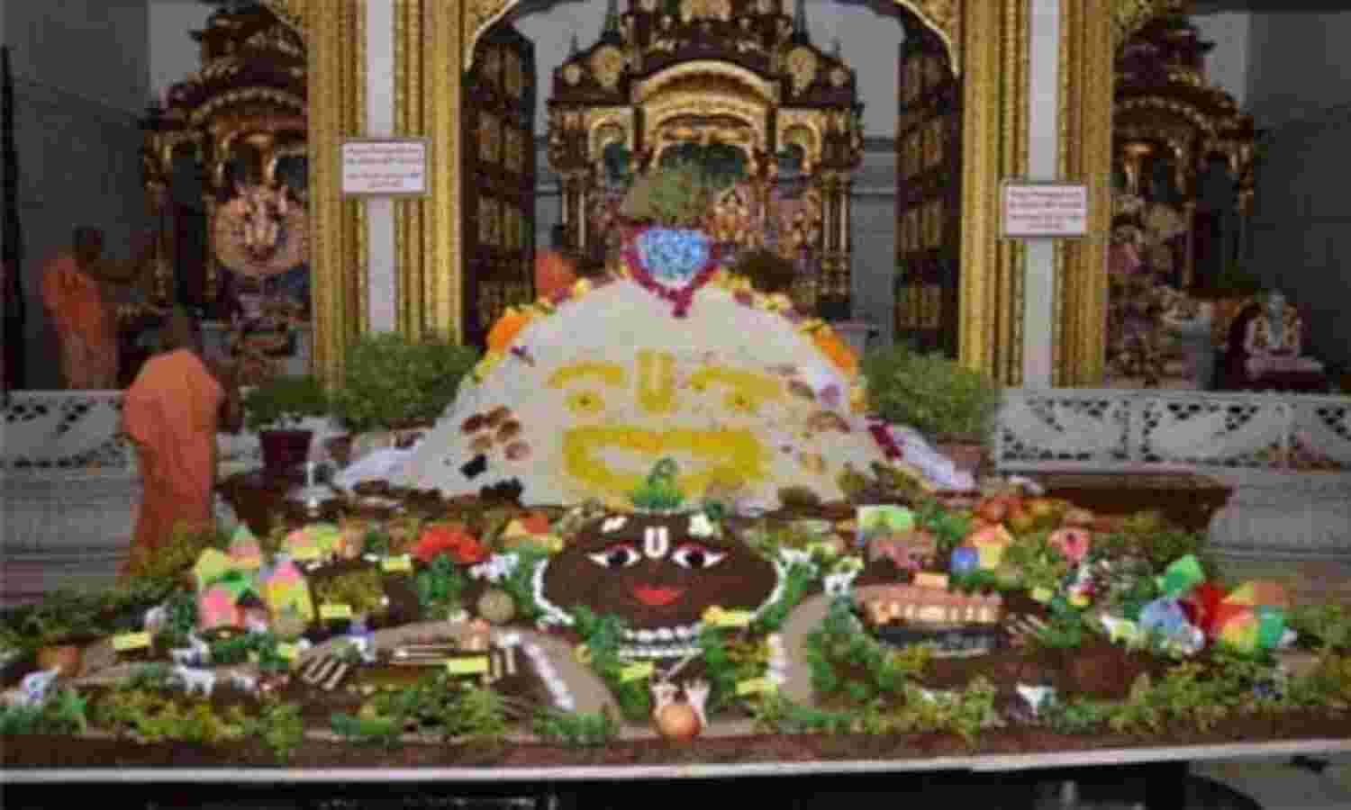 गोवर्धन पूजा में उमड़ा देशी-विदेशी भक्तों का सैलाब