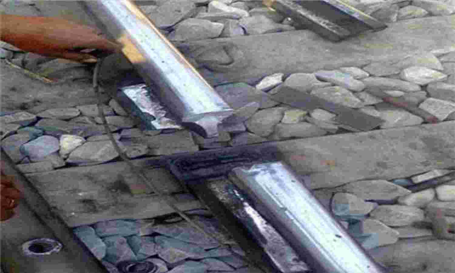 टूटे ट्रैक से गुजरी शटल एक्सप्रेस, चालक की सूझबूझ से हादसा टला